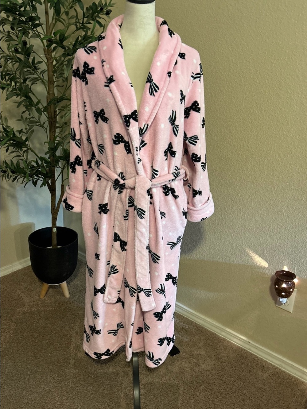 Oscar de la Renta Pink Plush Robe with Black Bow Print